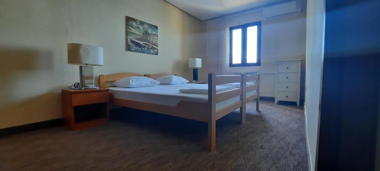 Ambassador Apartments Petrovac Екстер'єр фото